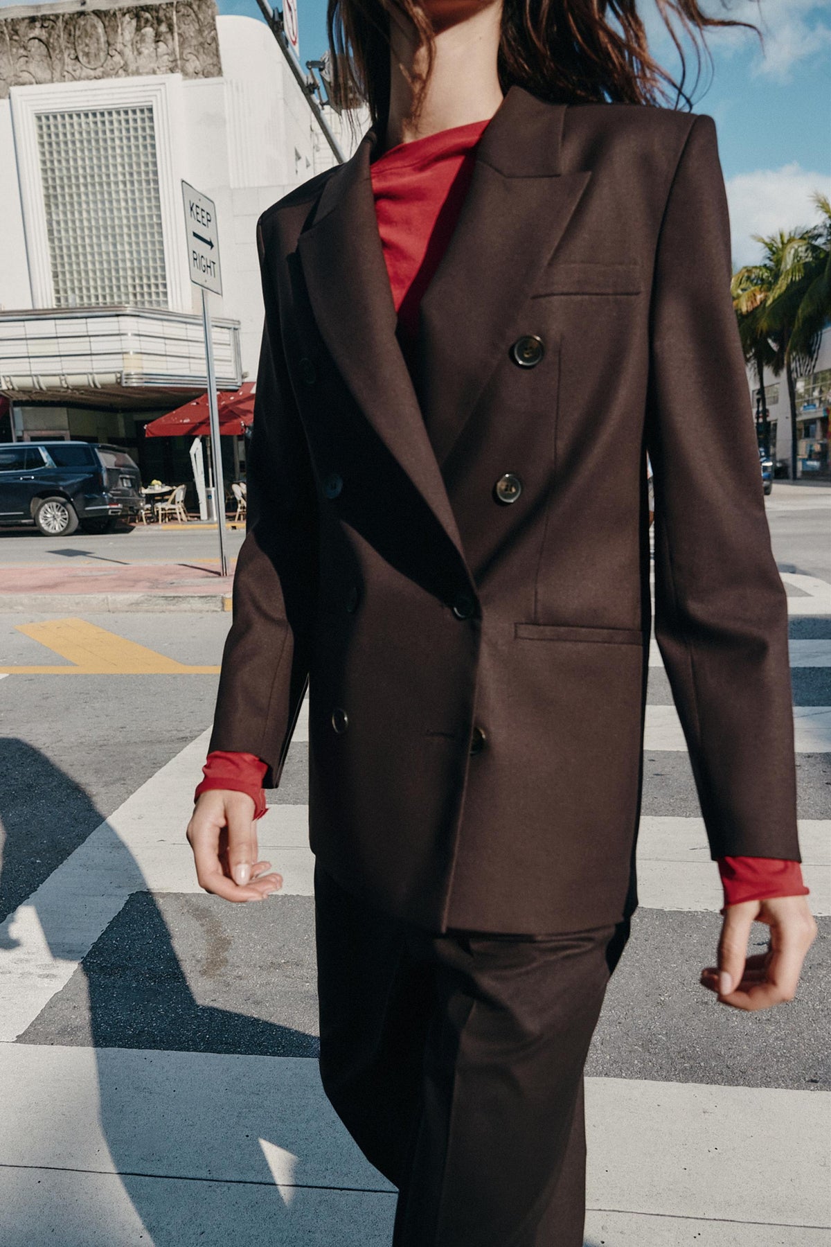 ENSEMBLE VESTE À BOUTONNAGE CROISÉ AVEC ÉPAULETTES | PANTALON À JAMBES DROITES ET PINCES DÉGRIFFÉS