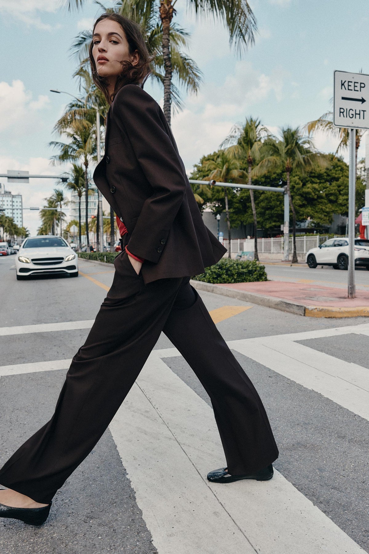 ENSEMBLE VESTE À BOUTONNAGE CROISÉ AVEC ÉPAULETTES | PANTALON À JAMBES DROITES ET PINCES DÉGRIFFÉS