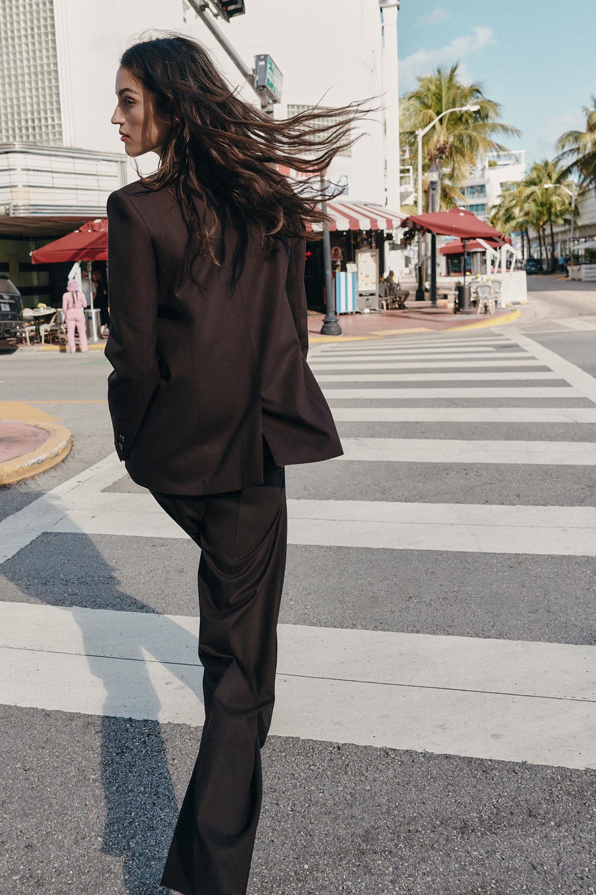ENSEMBLE VESTE À BOUTONNAGE CROISÉ AVEC ÉPAULETTES | PANTALON À JAMBES DROITES ET PINCES DÉGRIFFÉS