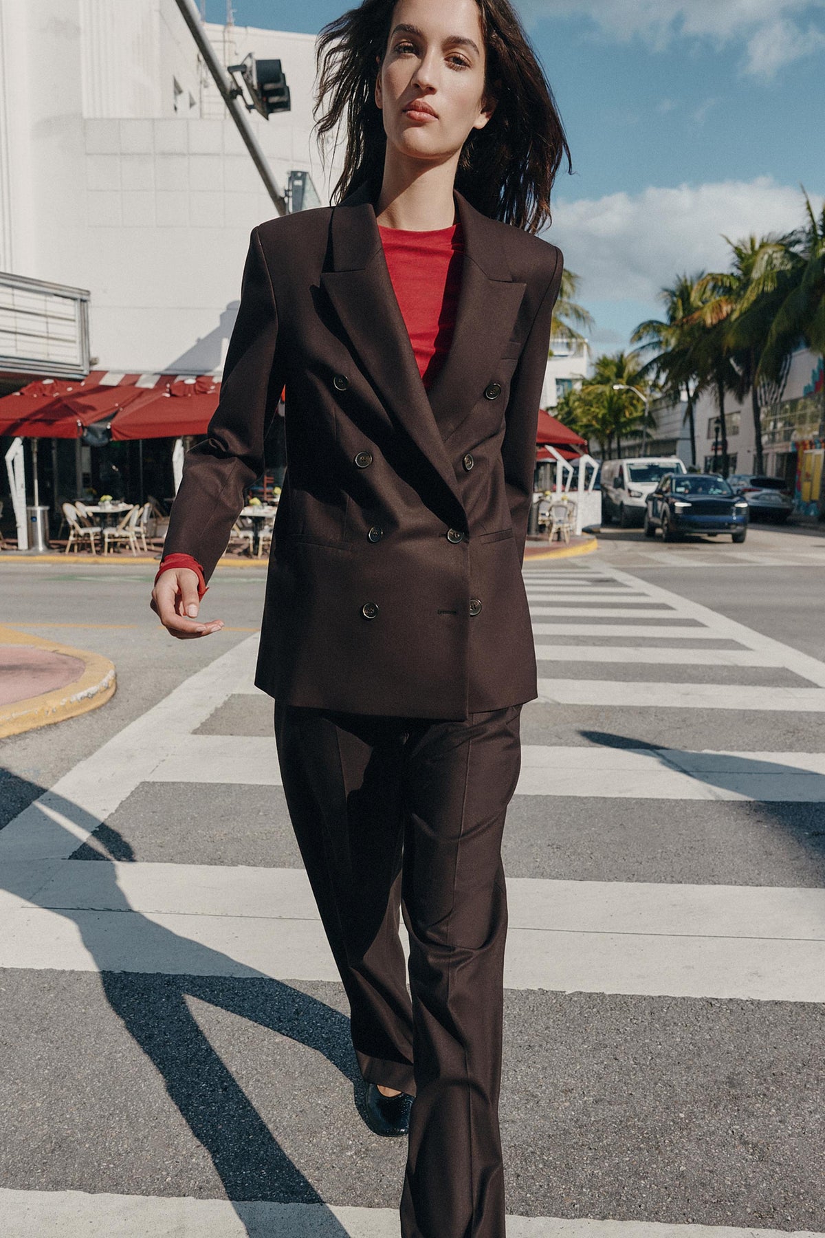 ENSEMBLE VESTE À BOUTONNAGE CROISÉ AVEC ÉPAULETTES | PANTALON À JAMBES DROITES ET PINCES DÉGRIFFÉS