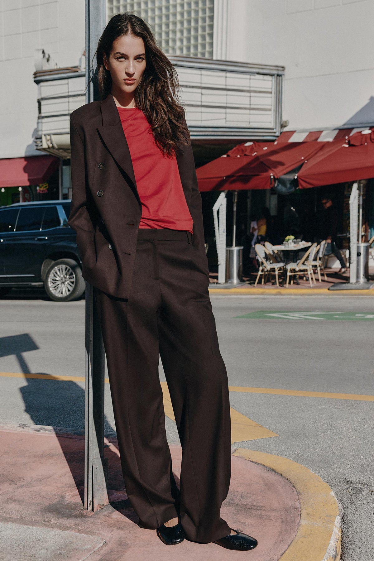 ENSEMBLE VESTE À BOUTONNAGE CROISÉ AVEC ÉPAULETTES | PANTALON À JAMBES DROITES ET PINCES DÉGRIFFÉS