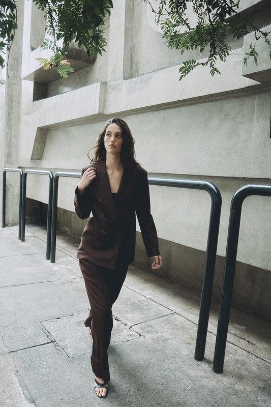 ENSEMBLE VESTE À BOUTONNAGE CROISÉ AVEC ÉPAULETTES | PANTALON À JAMBES DROITES ET PINCES DÉGRIFFÉS