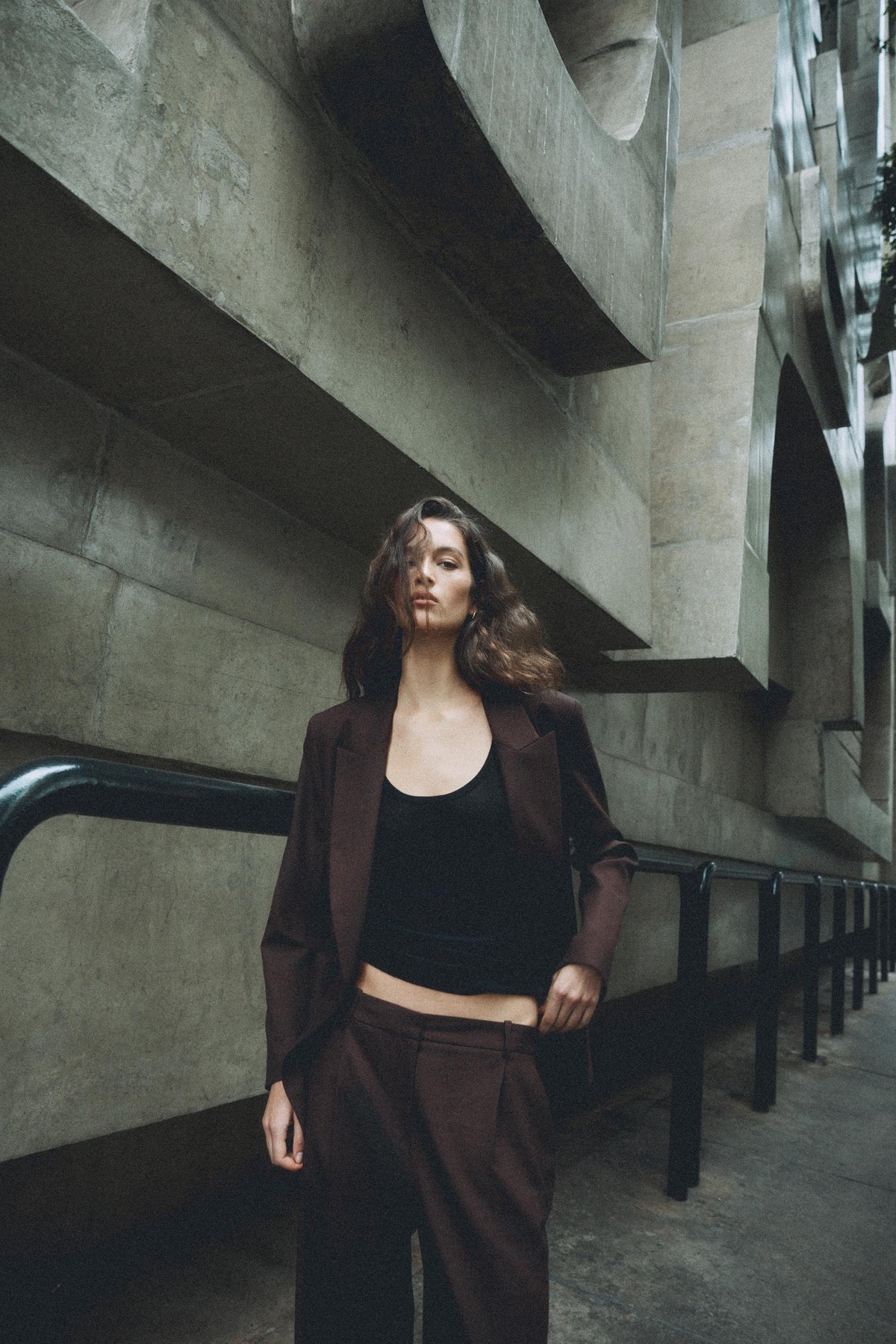 ENSEMBLE VESTE À BOUTONNAGE CROISÉ AVEC ÉPAULETTES | PANTALON À JAMBES DROITES ET PINCES DÉGRIFFÉS