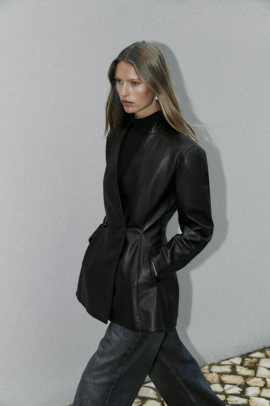 VESTE AJUSTÉE MATIÈRE SYNTHÉTIQUE