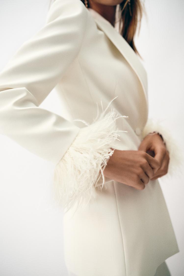 ENSEMBLE BLAZER ÉPAULETTES ET PLUMES | PANTALON DROIT TAILLE HAUTE