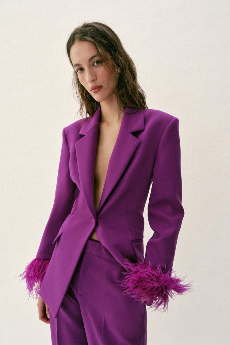 VESTE À ÉPAULETTES ET MANCHETTES EN PLUMES