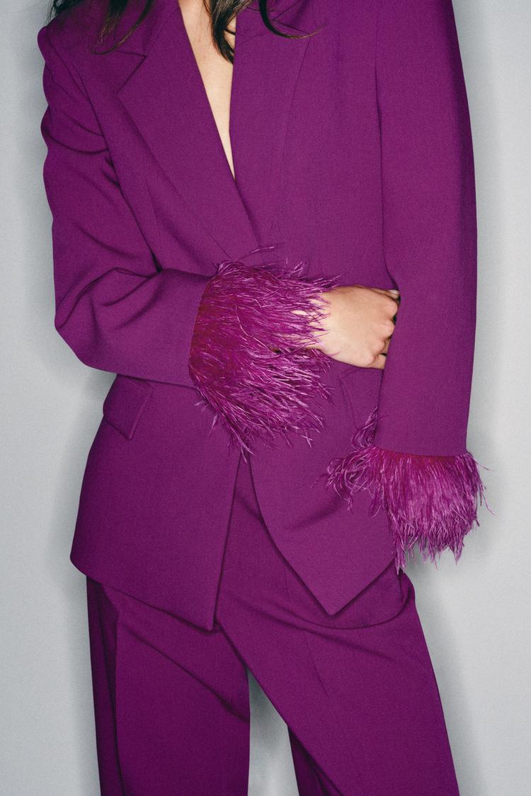 VESTE À ÉPAULETTES ET MANCHETTES EN PLUMES
