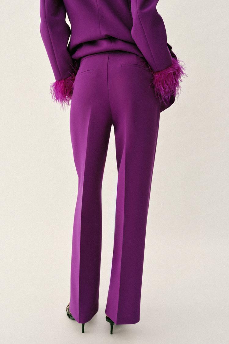 VESTE À ÉPAULETTES ET MANCHETTES EN PLUMES