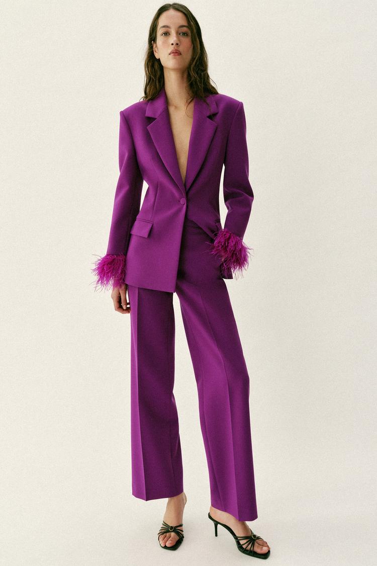 VESTE À ÉPAULETTES ET MANCHETTES EN PLUMES