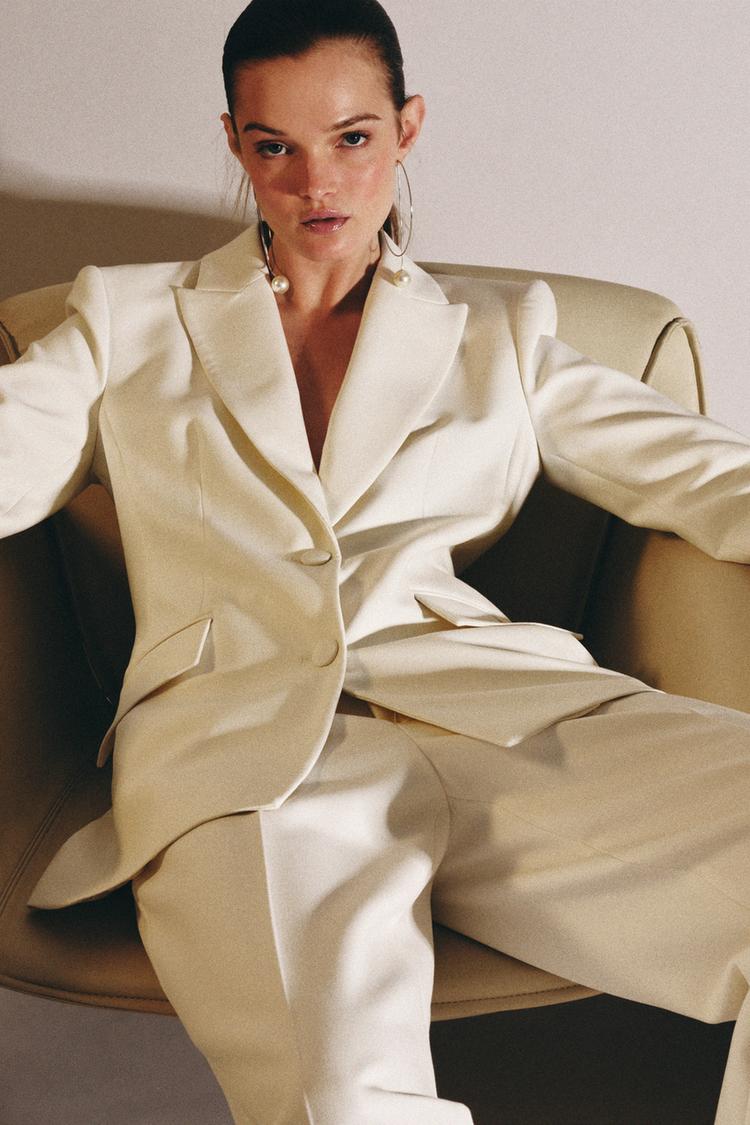 ENSEMBLE BLAZER ÉPAULETTES ET PLUMES | PANTALON DROIT TAILLE HAUTE