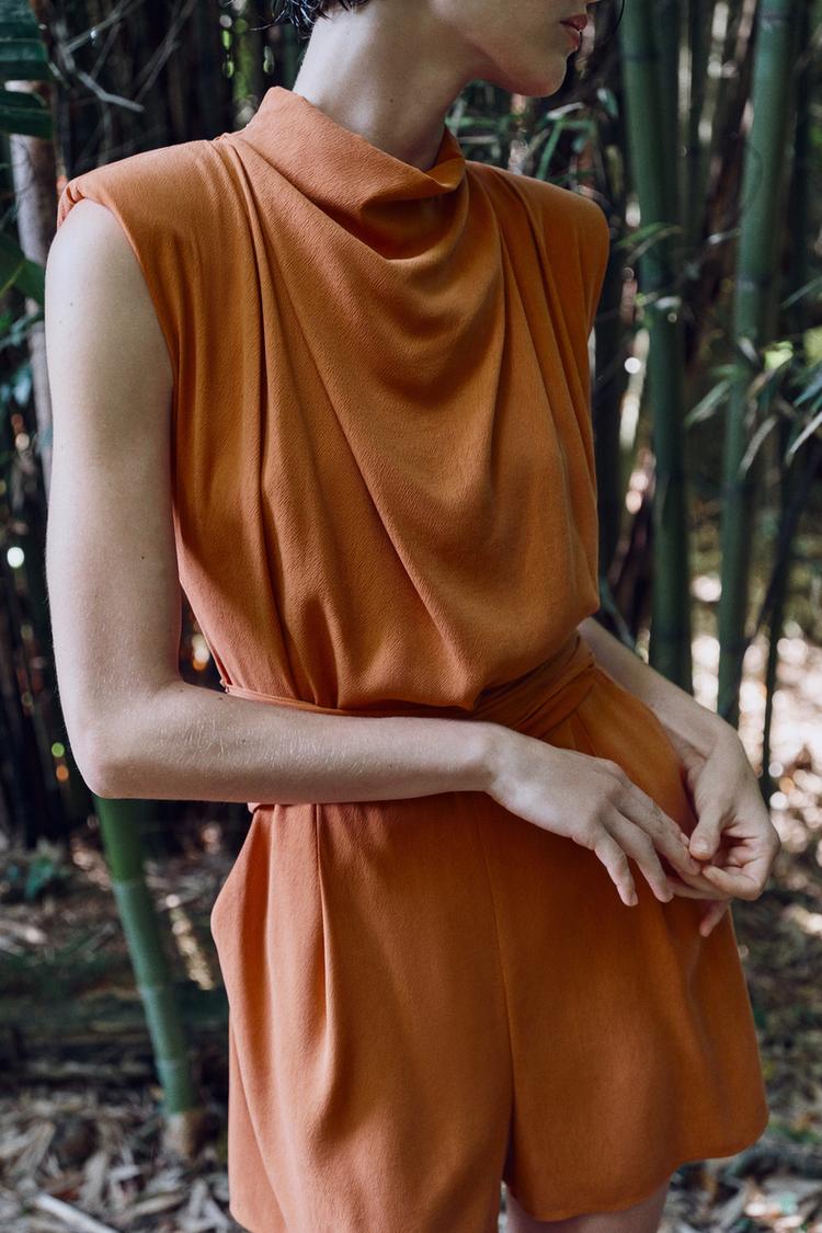 COMBI-SHORT AVEC CEINTURE ET ÉPAULETTES