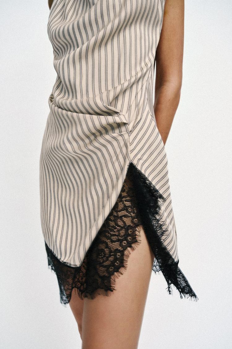 ROBE COURTE À RAYURES ET DENTELLE