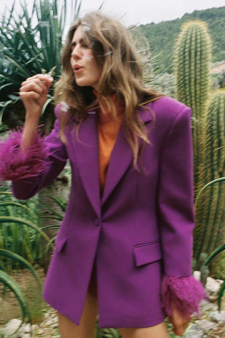 VESTE À ÉPAULETTES ET MANCHETTES EN PLUMES