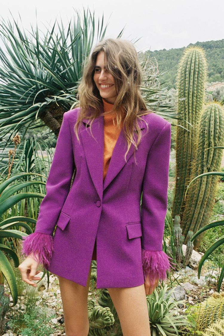 VESTE À ÉPAULETTES ET MANCHETTES EN PLUMES