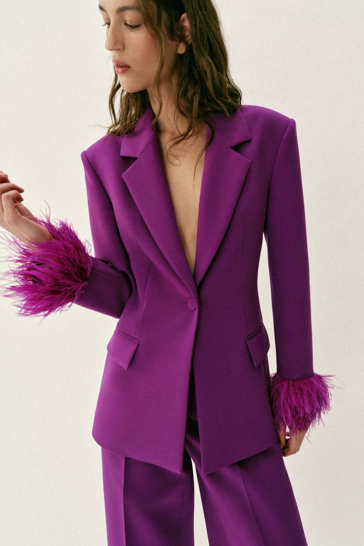 VESTE À ÉPAULETTES ET MANCHETTES EN PLUMES