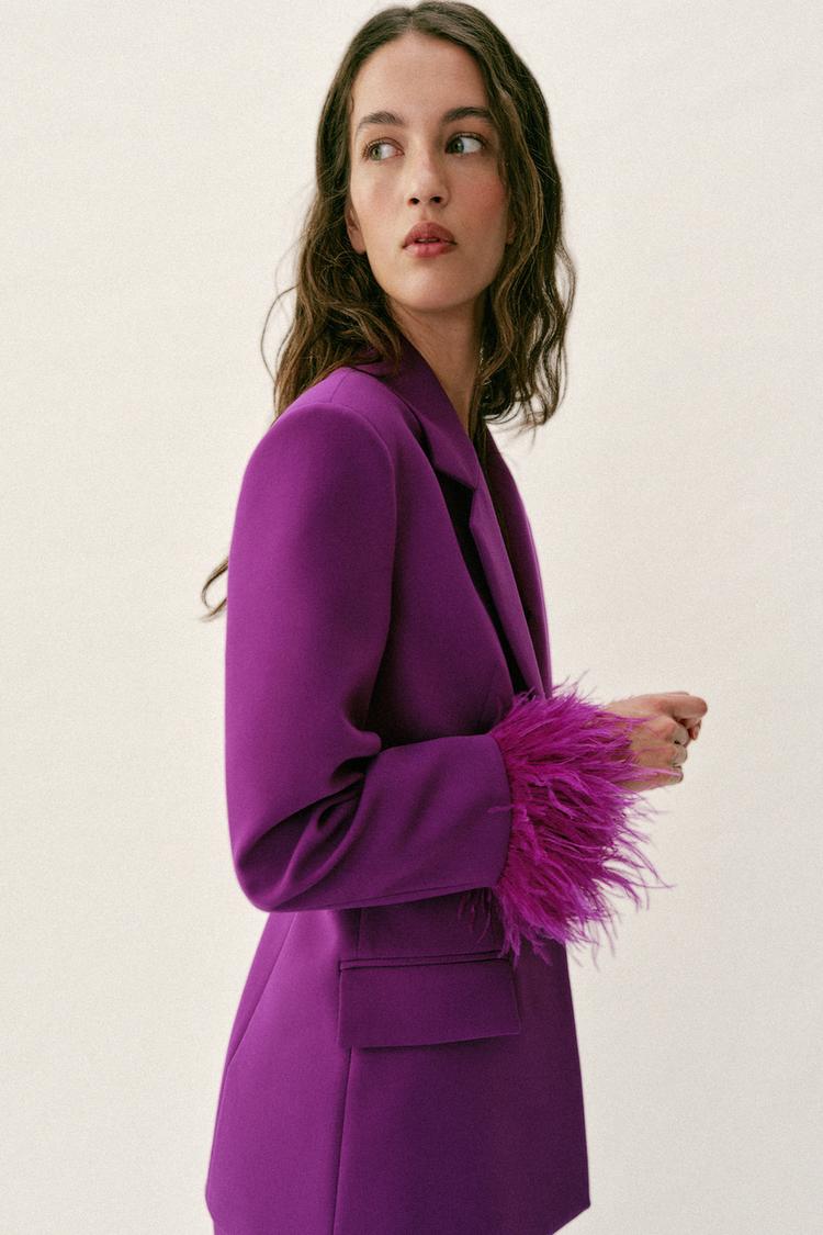 VESTE À ÉPAULETTES ET MANCHETTES EN PLUMES