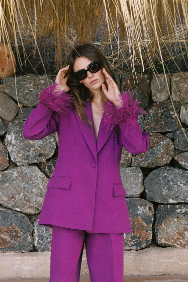 VESTE À ÉPAULETTES ET MANCHETTES EN PLUMES