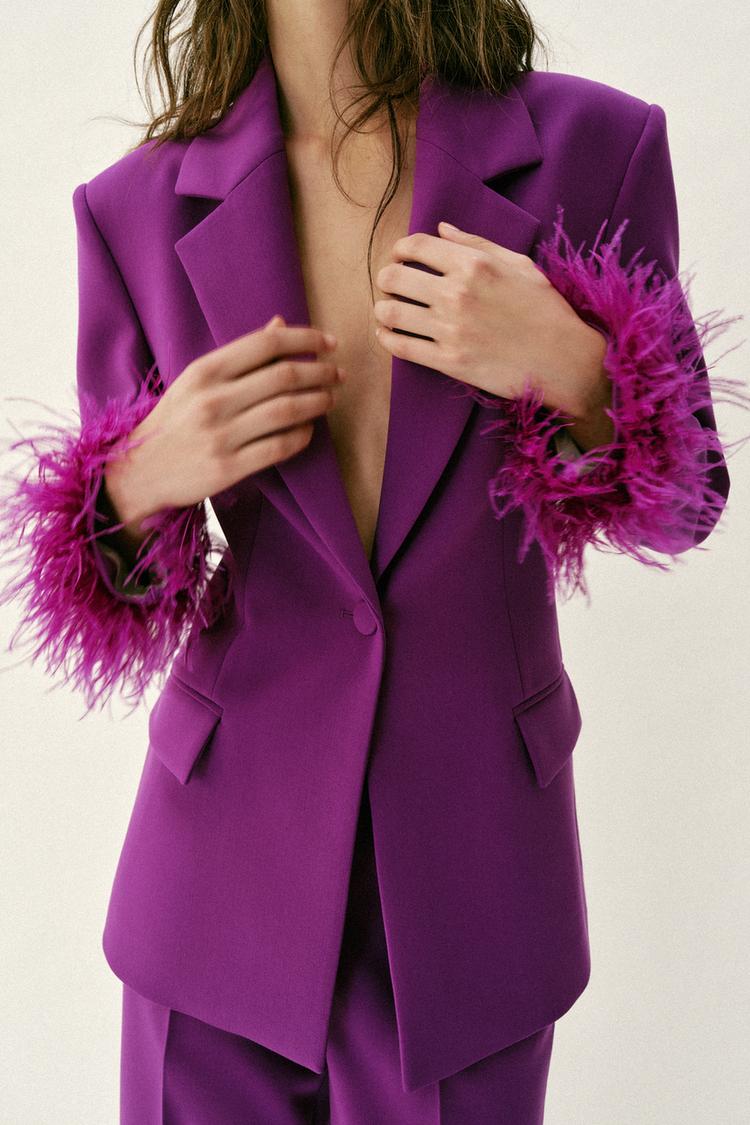 VESTE À ÉPAULETTES ET MANCHETTES EN PLUMES