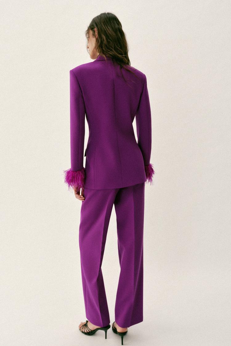 VESTE À ÉPAULETTES ET MANCHETTES EN PLUMES