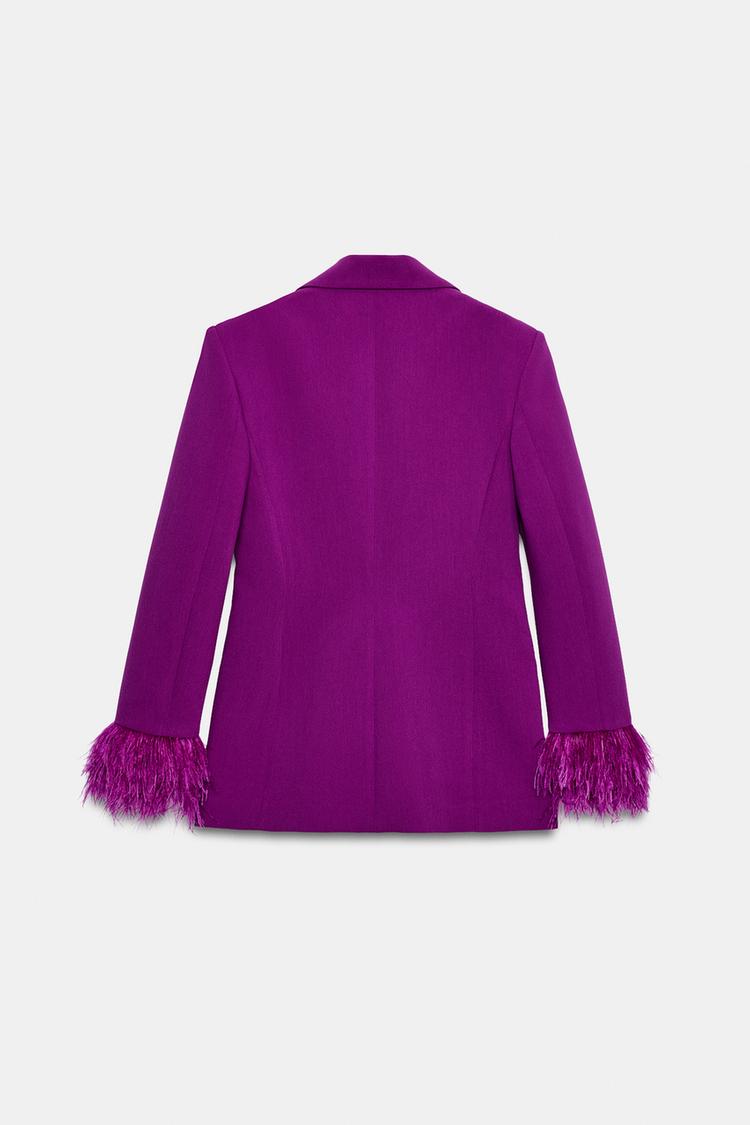 VESTE À ÉPAULETTES ET MANCHETTES EN PLUMES