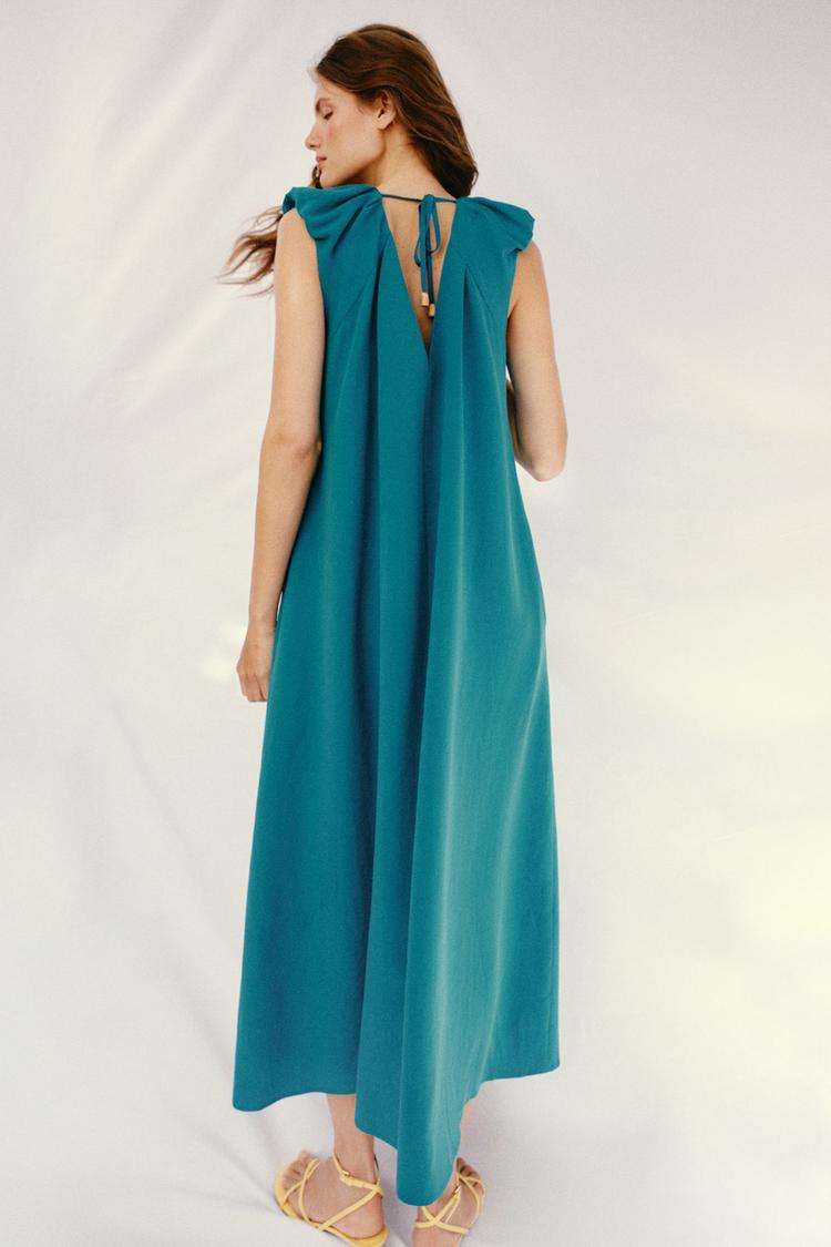 ROBE LONGUE ÉPAULES MARQUÉES