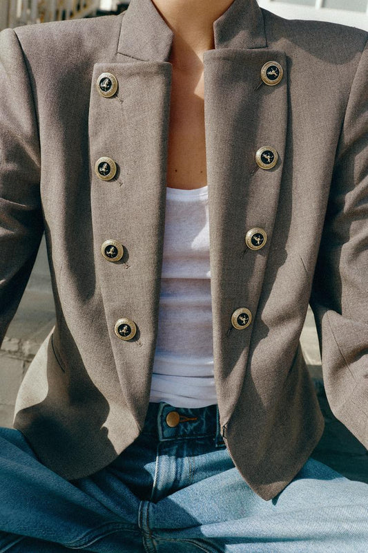 VESTE AJUSTÉE À BOUTONS ET REVERS