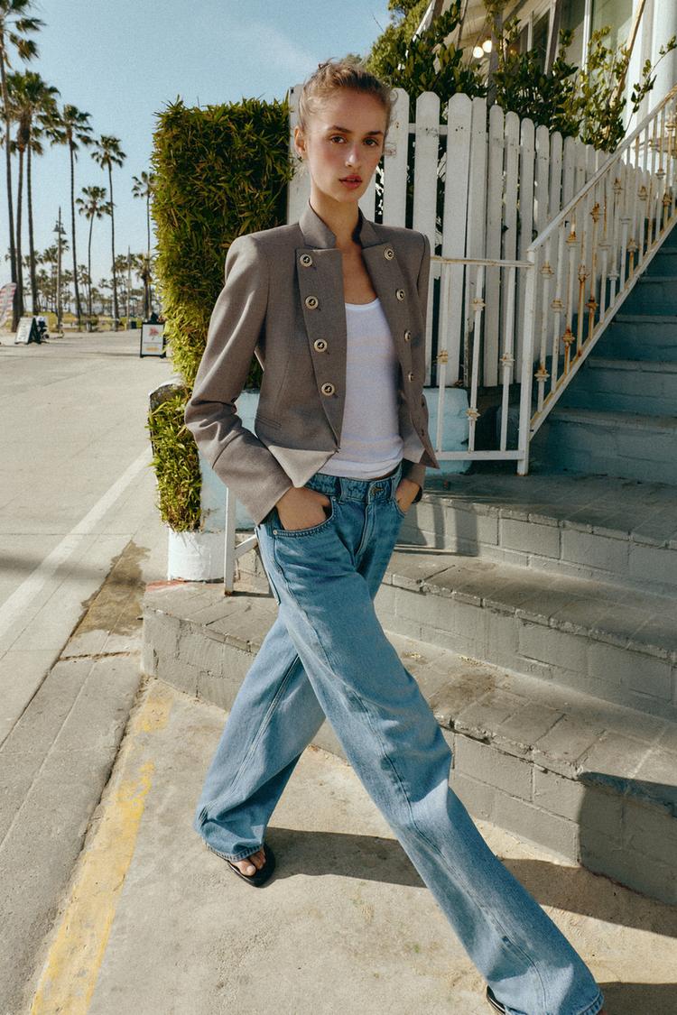 VESTE AJUSTÉE À BOUTONS ET REVERS