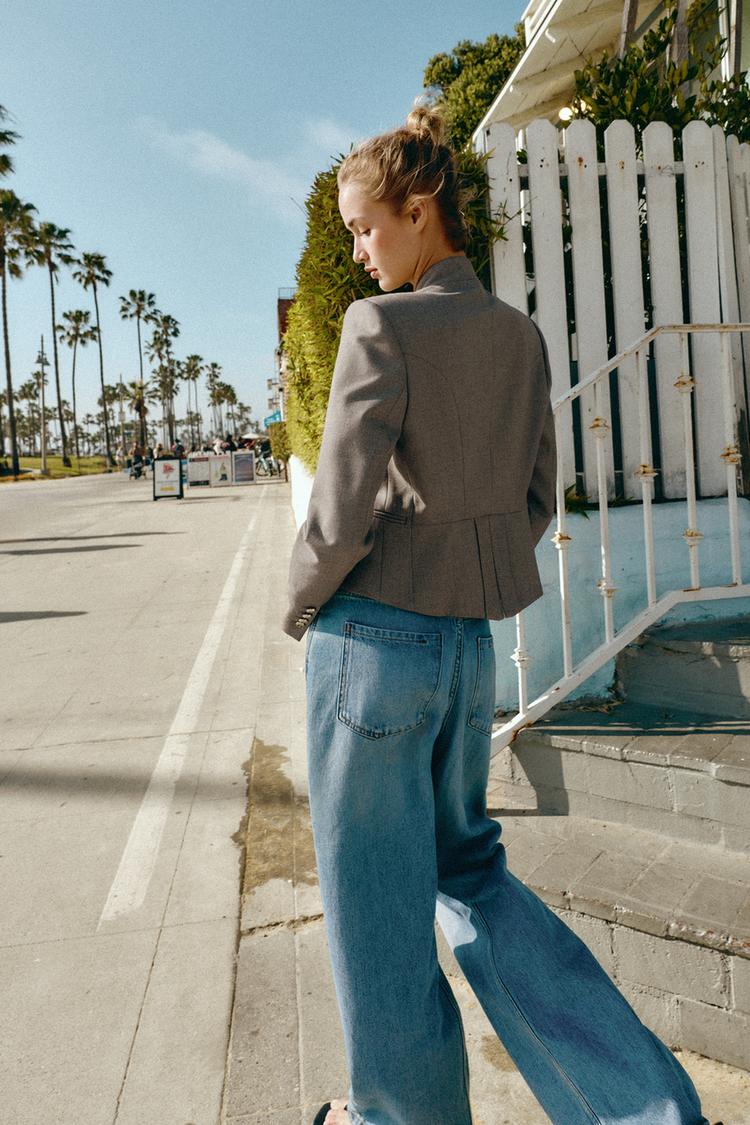 VESTE AJUSTÉE À BOUTONS ET REVERS