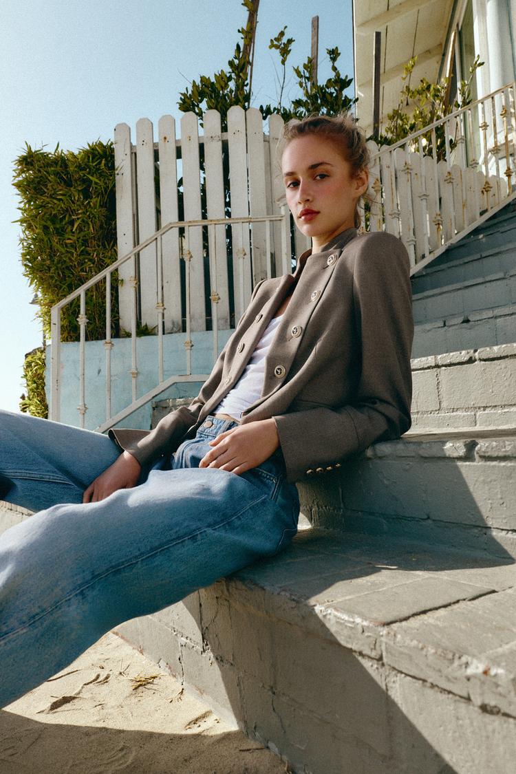 VESTE AJUSTÉE À BOUTONS ET REVERS