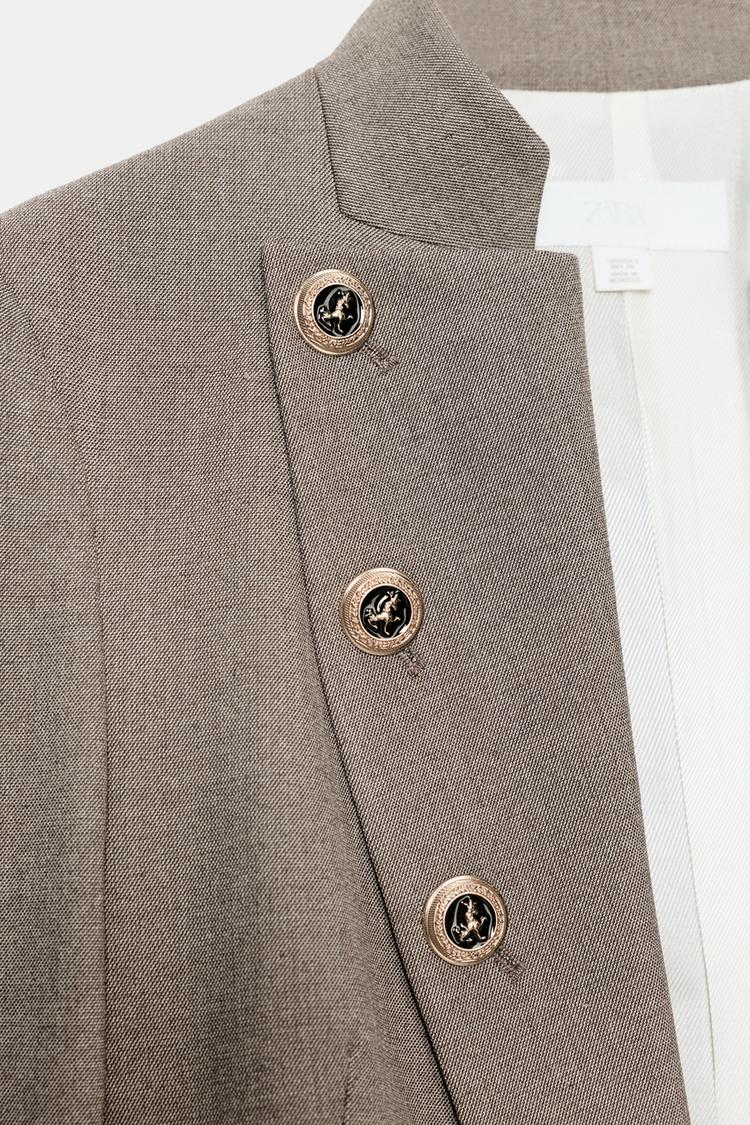 VESTE AJUSTÉE À BOUTONS ET REVERS
