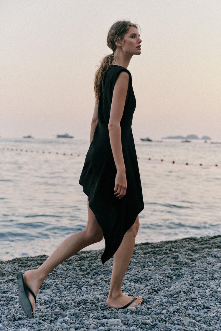 ROBE COURTE À BAS ASYMÉTRIQUE