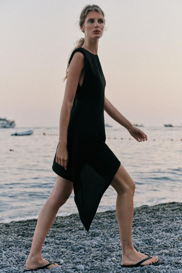 ROBE COURTE À BAS ASYMÉTRIQUE