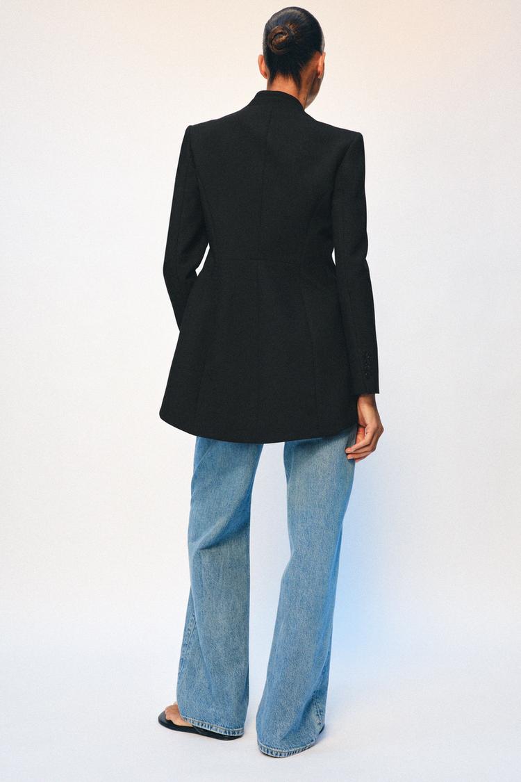 BLAZER AJUSTÉE ASYMÉTRIQUE À ÉPAULETTES
