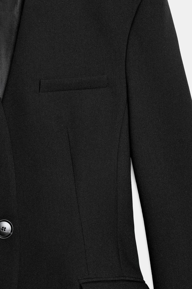 BLAZER AJUSTÉE ASYMÉTRIQUE À ÉPAULETTES
