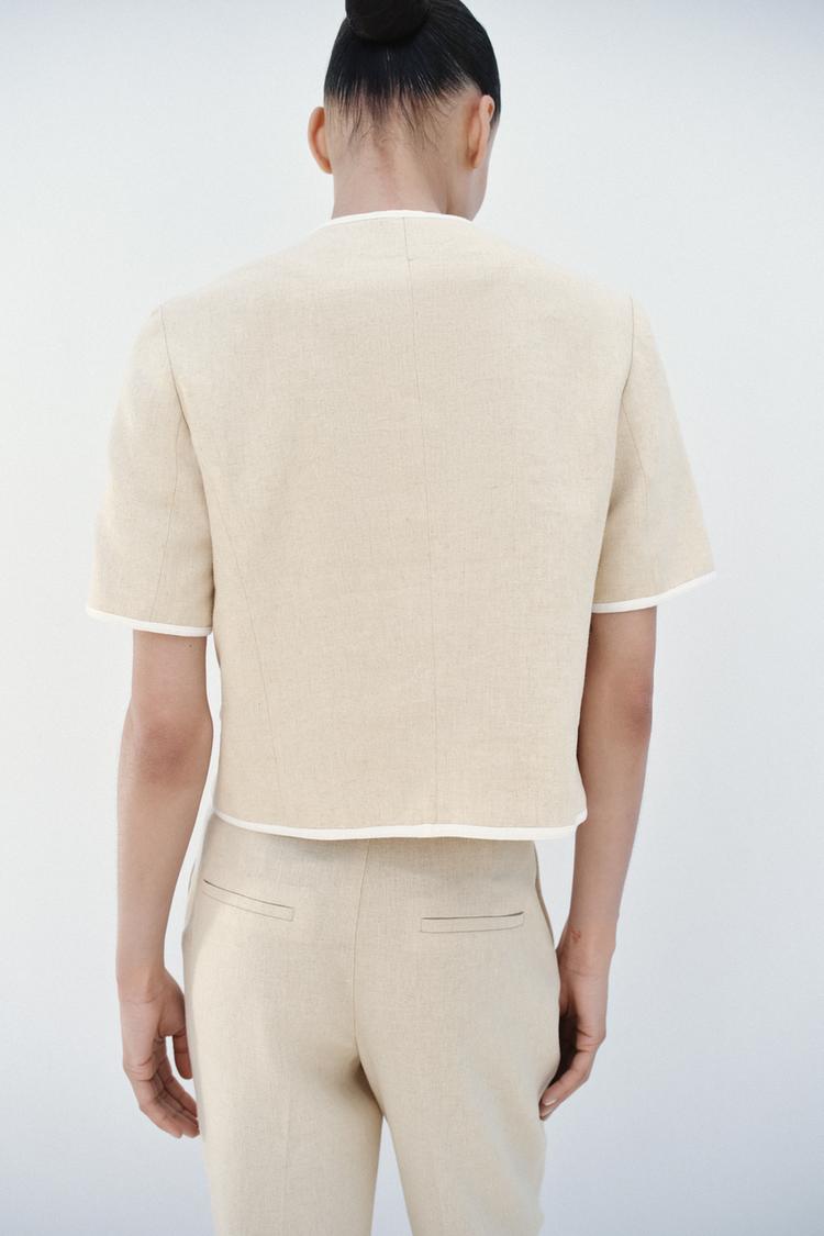 ENSEMBLE VESTE À MANCHES COURTES ET LISERÉS EN CONTRASTE | PANTALON DROIT EN LIN À TAILLE CONTRASTÉE