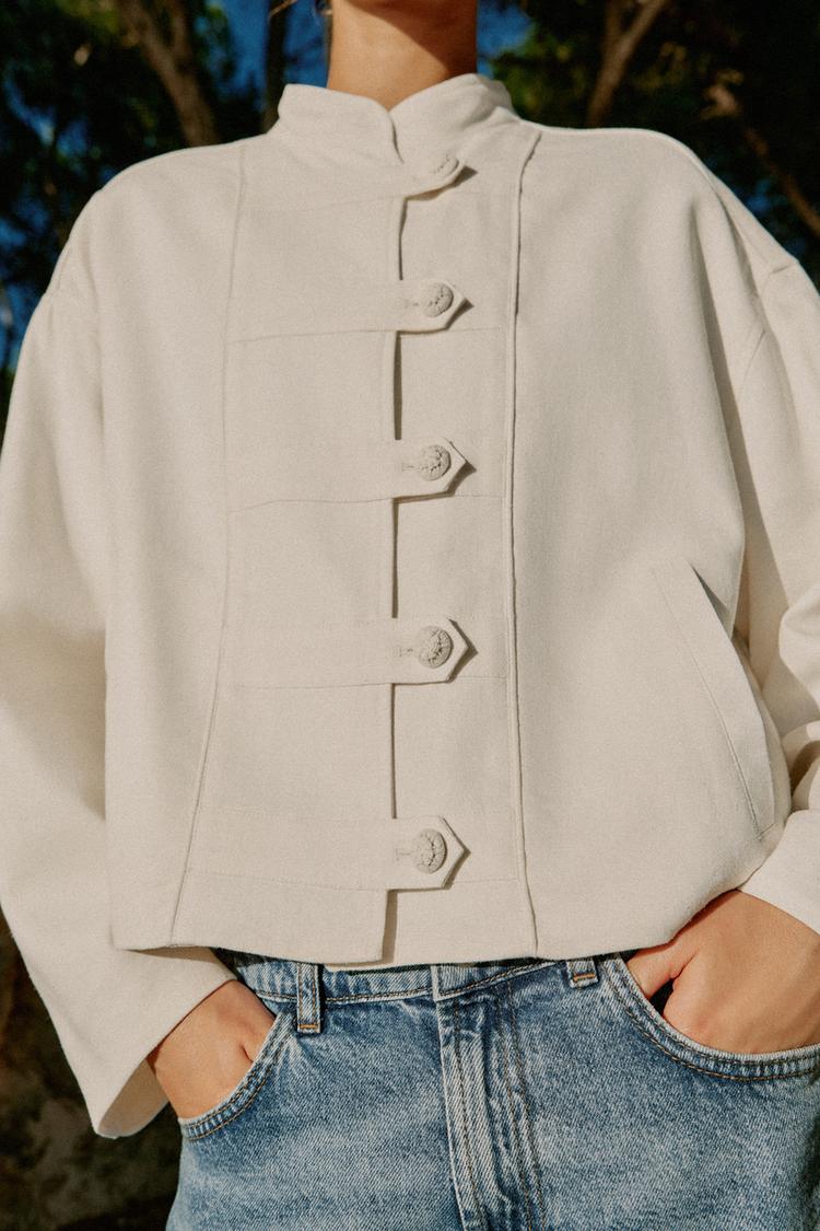 BLOUSON À BRANDEBOURGS ET LIN