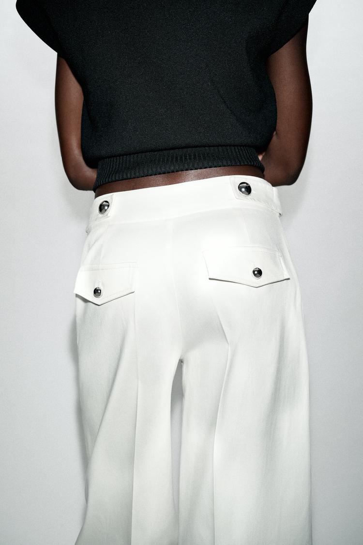 PANTALON À BOUTONS MÉTALLIQUES