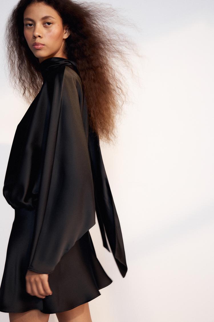 ROBE COURTE SATINÉE FOULARD