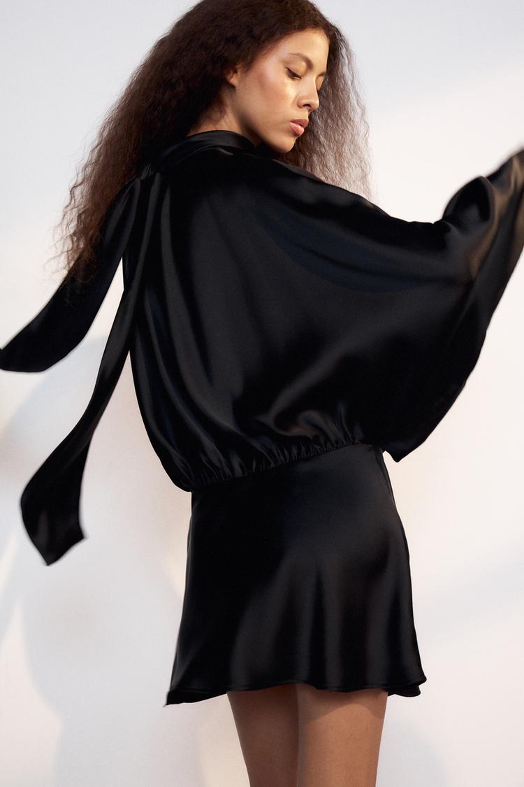ROBE COURTE SATINÉE FOULARD