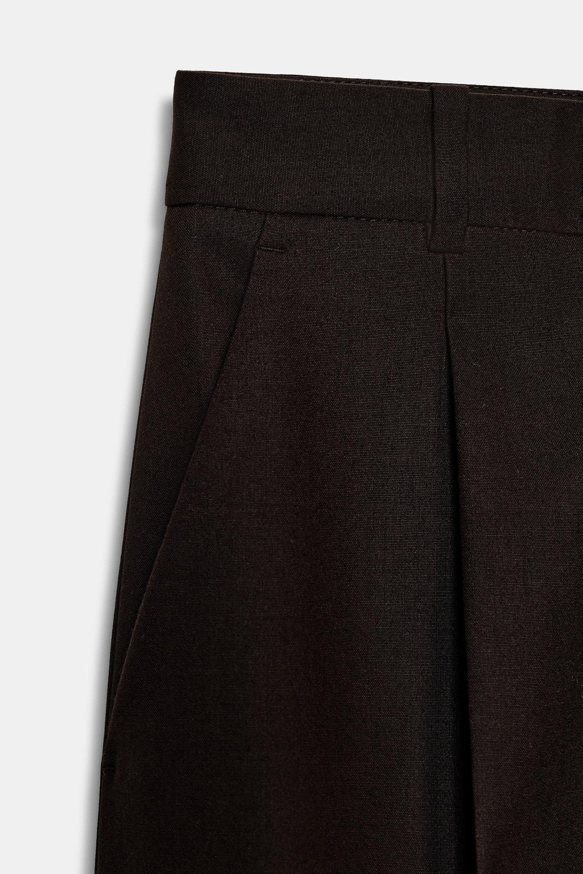 ENSEMBLE VESTE À BOUTONNAGE CROISÉ AVEC ÉPAULETTES | PANTALON À JAMBES DROITES ET PINCES DÉGRIFFÉS