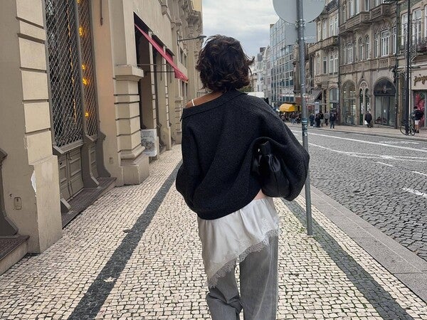 ROBE ASYMÉTRIQUE SATIN ET DENTELLE À BRETELLES