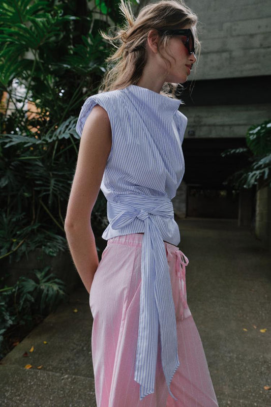 TOP À RAYURES AVEC ÉPAULETTES ET NŒUD EN FIL MÉTALLISÉ