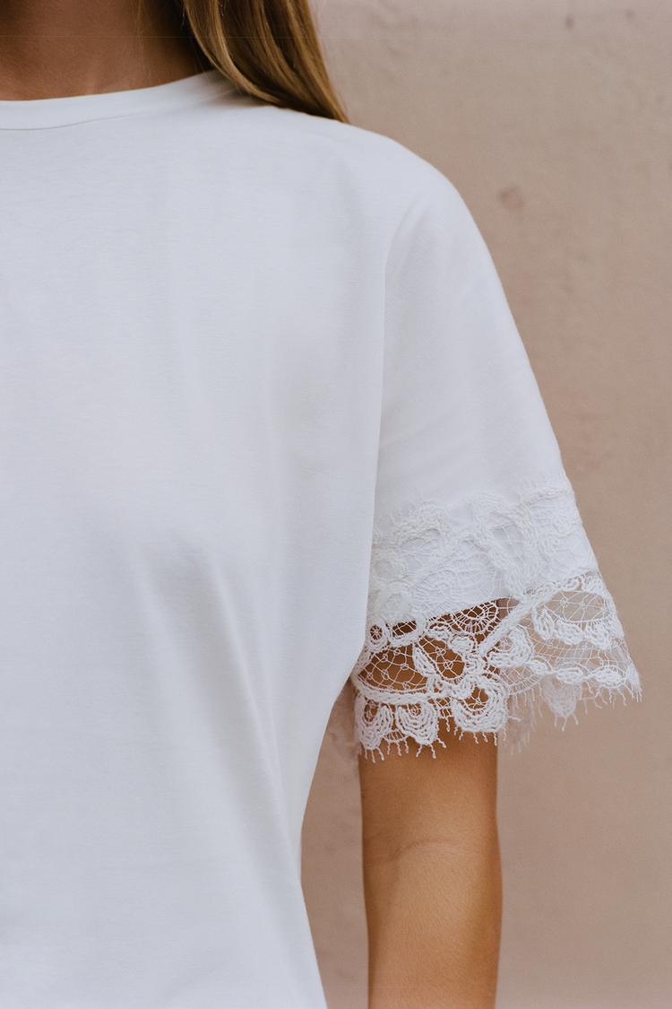 T-SHIRT ASYMÉTRIQUE EN DENTELLE
