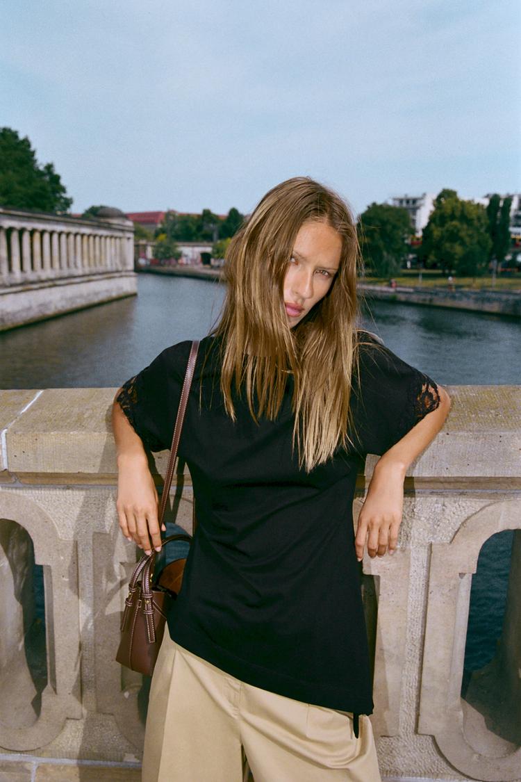 T-SHIRT ASYMÉTRIQUE EN DENTELLE