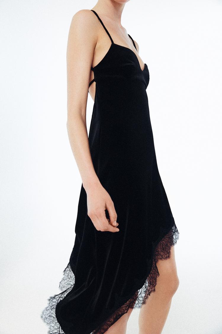 ROBE ASYMÉTRIQUE EN VELOURS ET DENTELLE