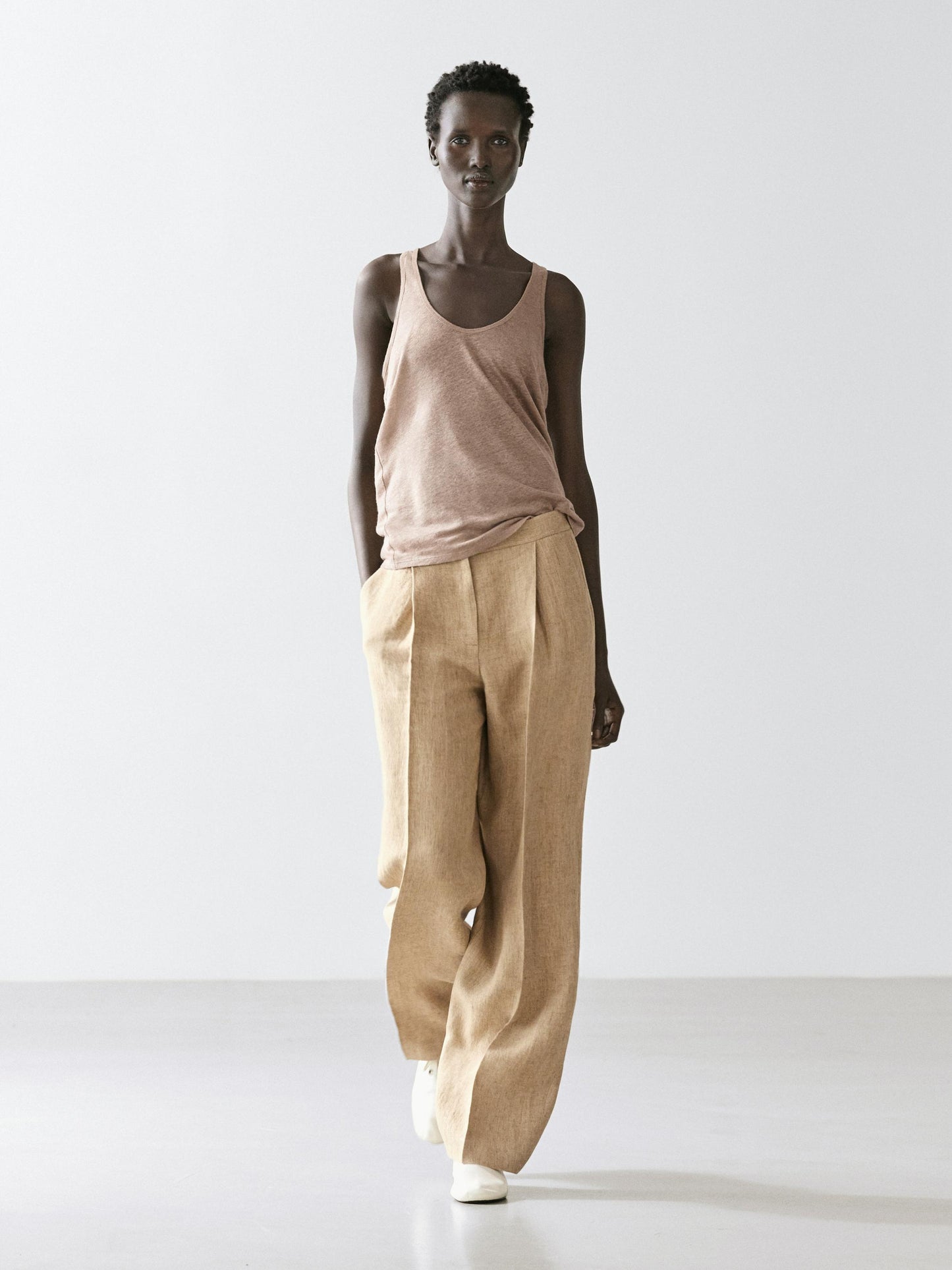 PANTALON FLUIDE À DÉTAIL PINCES LIN