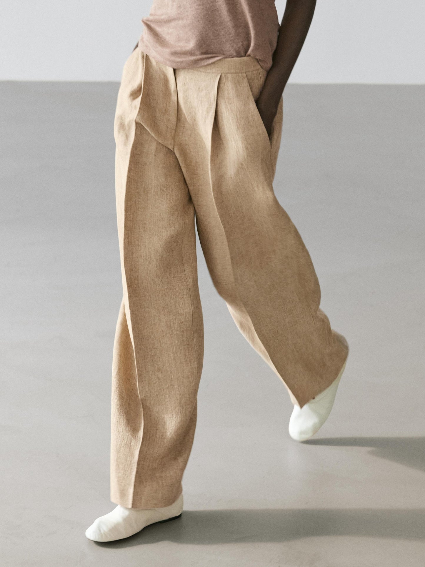 PANTALON FLUIDE À DÉTAIL PINCES LIN