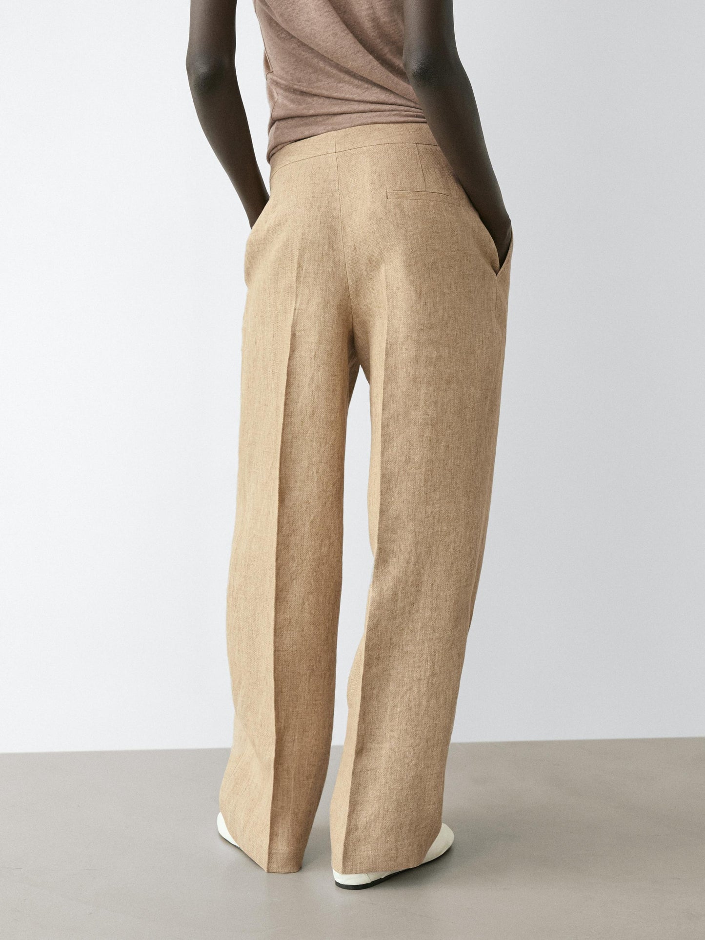 PANTALON FLUIDE À DÉTAIL PINCES LIN