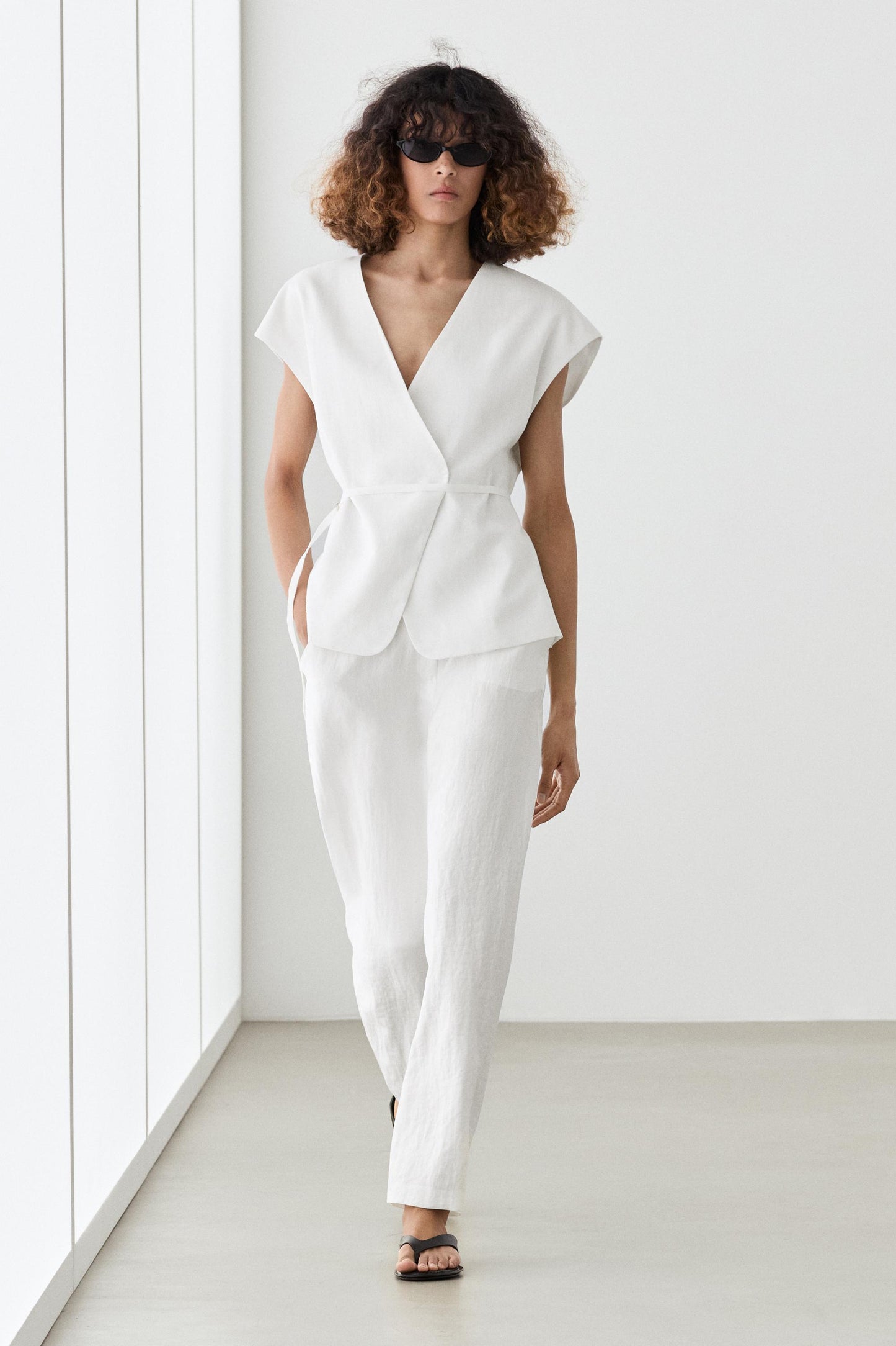 ENSEMBLE VESTE SANS MANCHES CROISÉE À NOUER  100 % LIN | PANTALON FLUIDE À BOUCLES