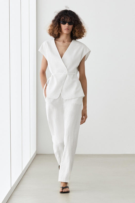 ENSEMBLE VESTE SANS MANCHES CROISÉE À NOUER  100 % LIN | PANTALON FLUIDE À BOUCLES